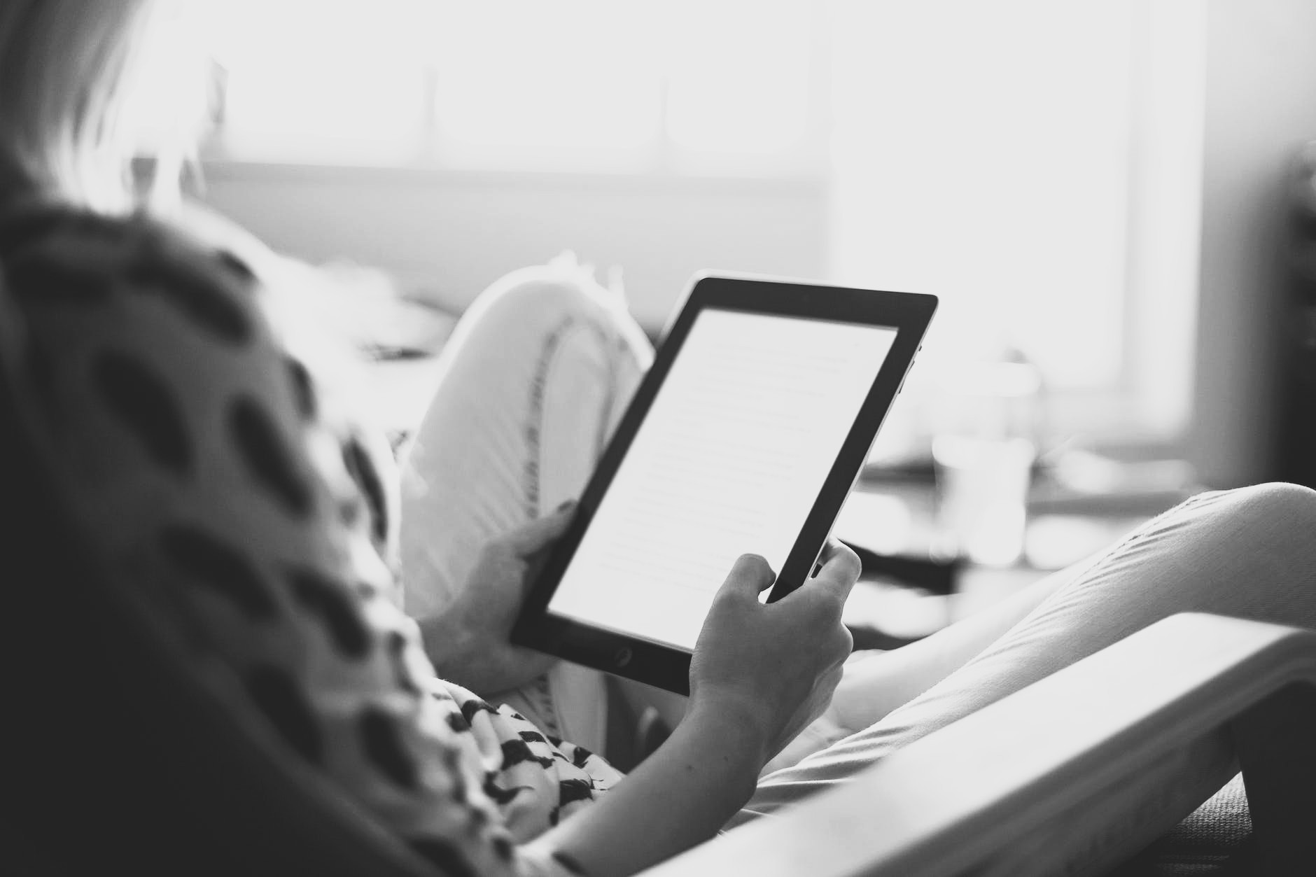 uma mulher segurando um e-reader